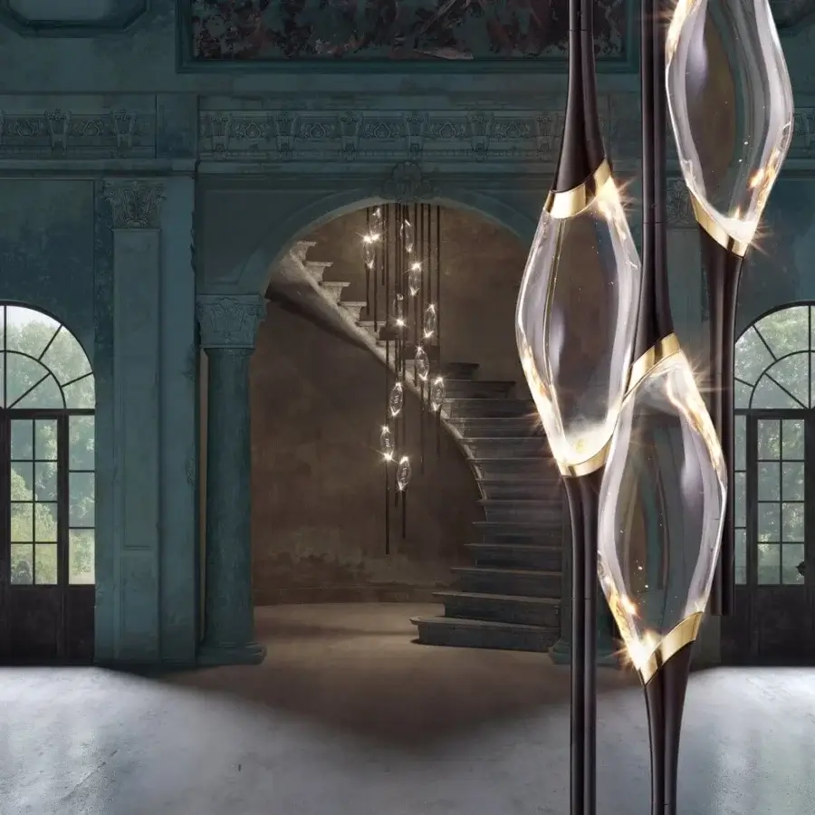 Exclusive Il Pezzo 12 Cluster suspension lamp with clearest crystal illuminated by LEDs and refined brass accents