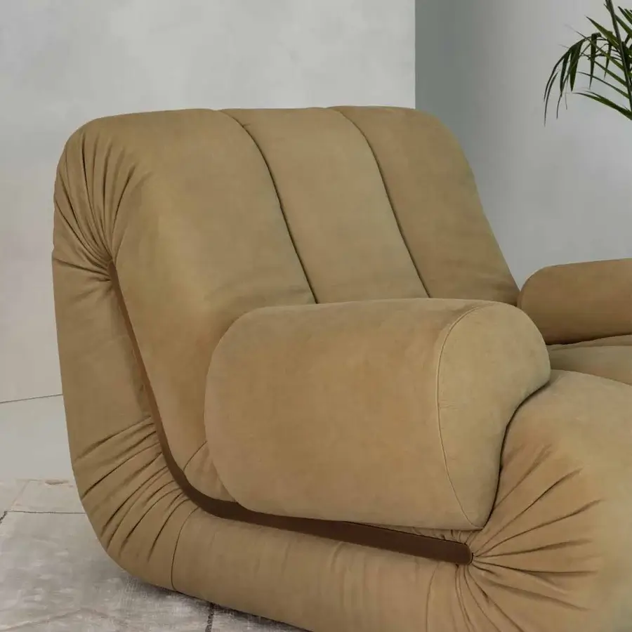 Exceptional Rugiano Snake lounge chair with organically curved, fully padded structure upholstered in muted tan fabric and quilted finish