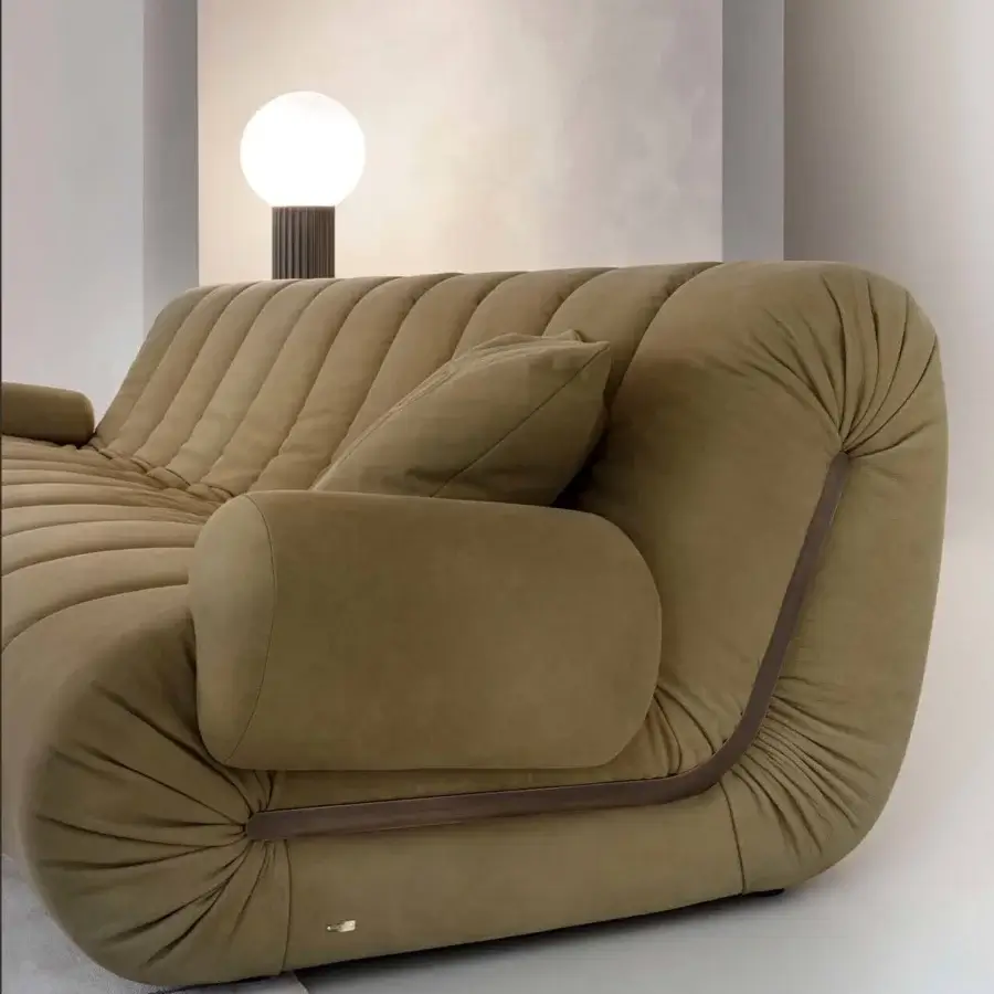 Superior Rugiano Snake sofa with padded structure wholly upholstered in light brown textile and dark brown trim details