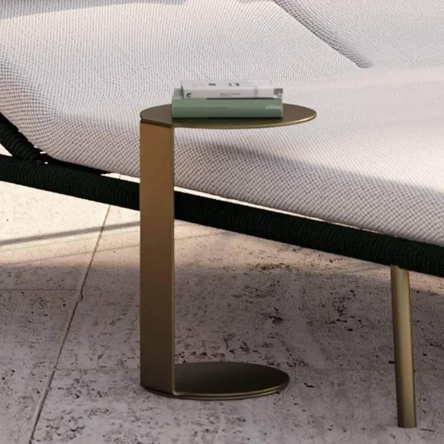 Superior Rugiano Paride side table with C-shaped silhouette and bronze metal construction in matte finish