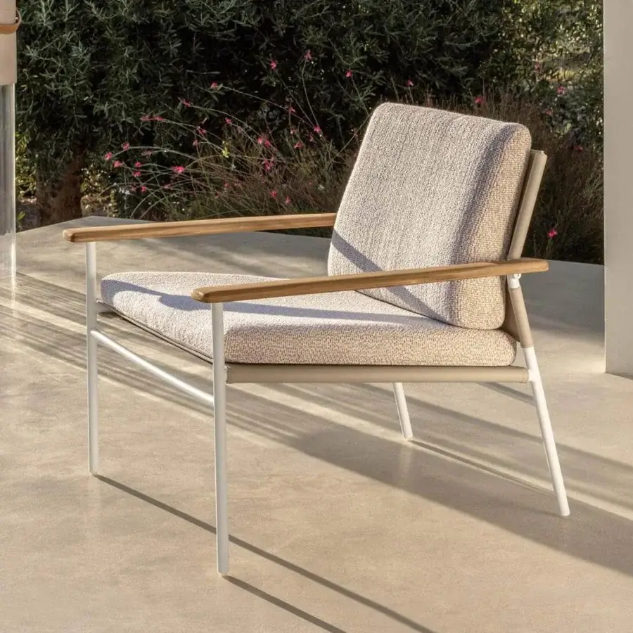 Elegant Talenti Allure lounge chair with steel and eco-leather structure, warm wooden armrests, and light beige cushions