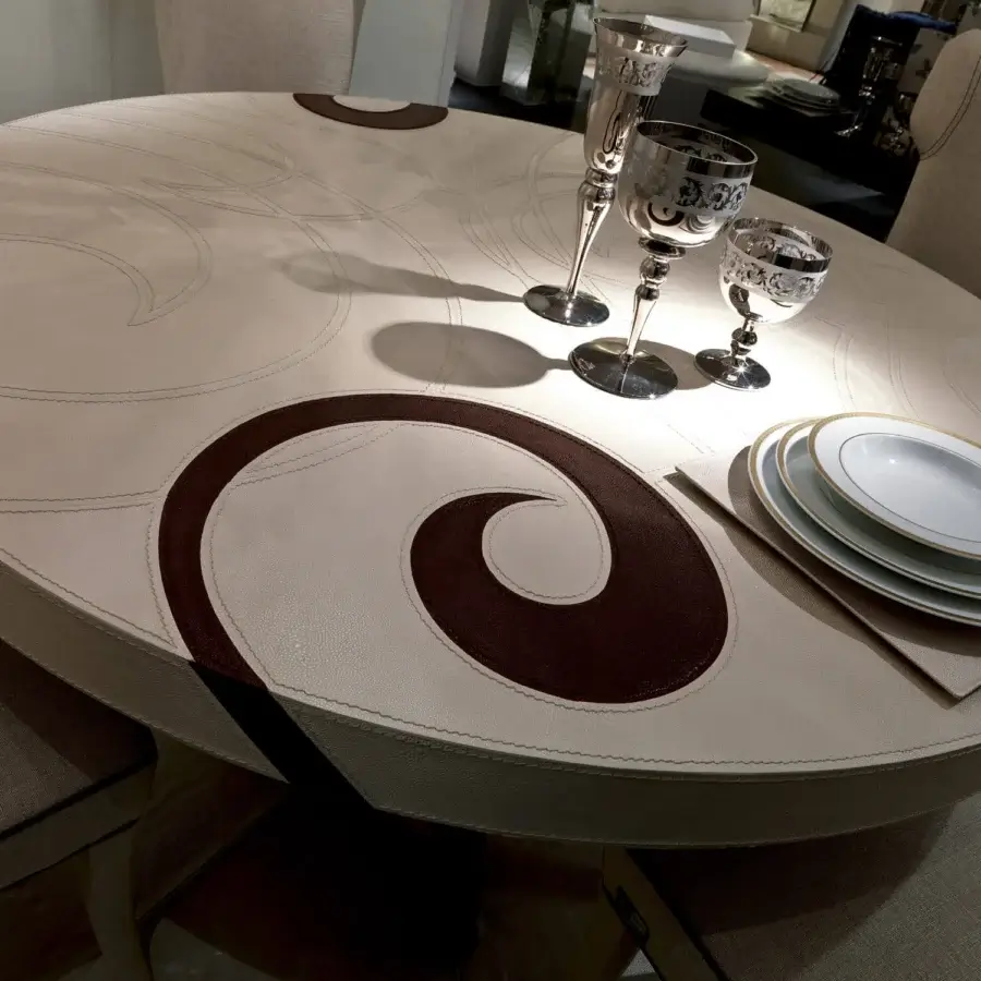 Superior Rugiano Decoro table crafted in Italy with matte cream decoro painted wood and bronzed brass base