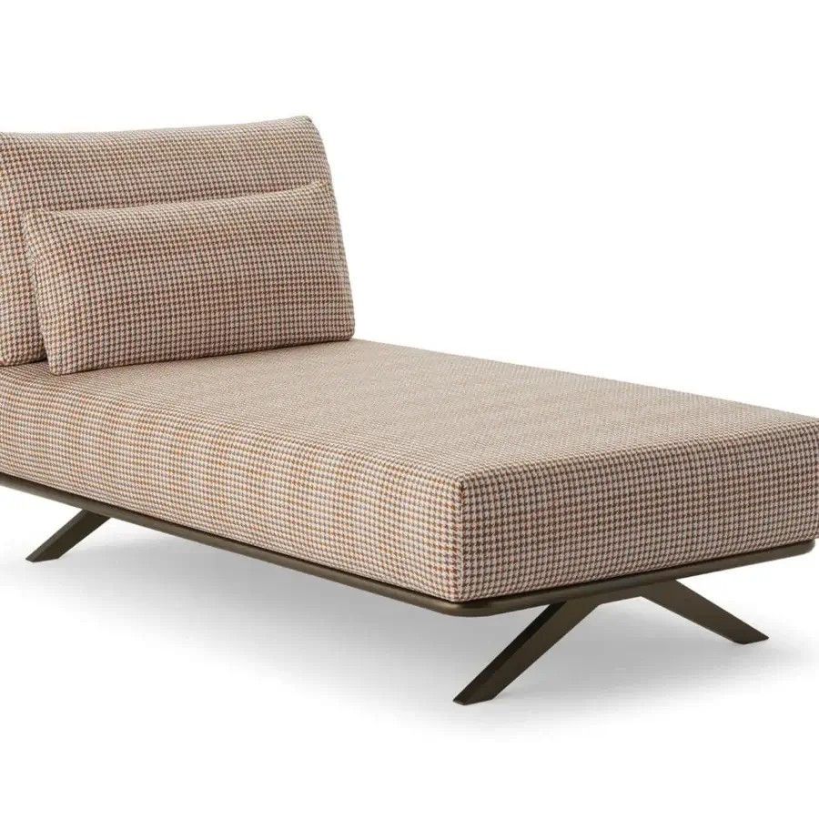 Elegant Roberti Rattan Armàn chaise longue crafted in Italy with woven Oval Trendyrope and light brown houndstooth textile upholstery