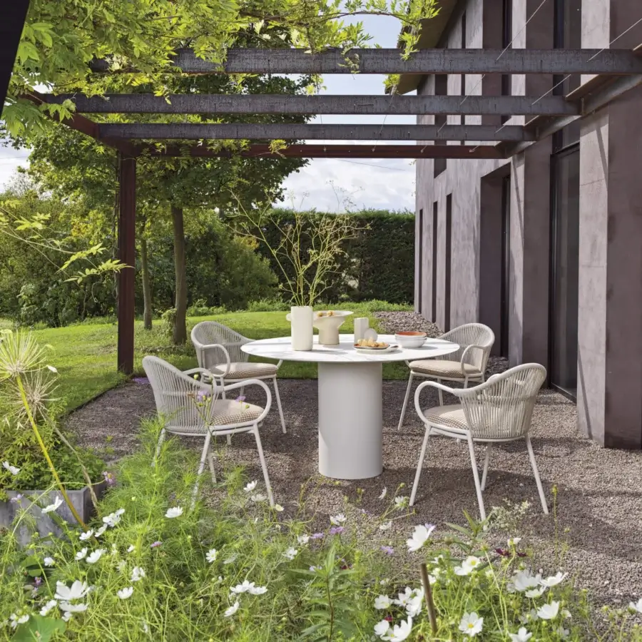 Superior Roberti Rattan armchair with rounded back and woven Round Trendyrope in matte white powder-coated aluminum frame