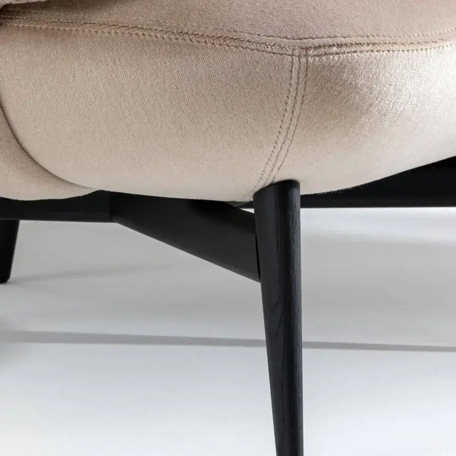 Superior Bonaldo Doge lounge chair in light beige textile with dark-stained, tapered solid wood legs