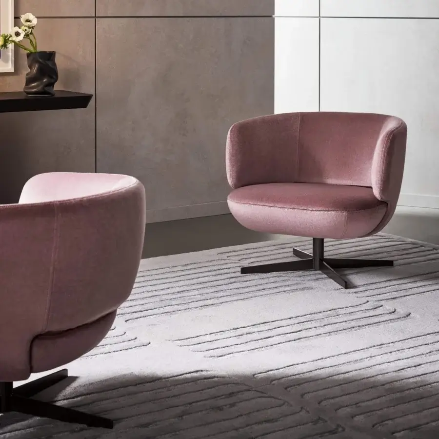 Elegant Bonaldo Tangeri rug with a linear pattern of curving darker gray lines in wool and Tencel crafting a three-dimensional effect