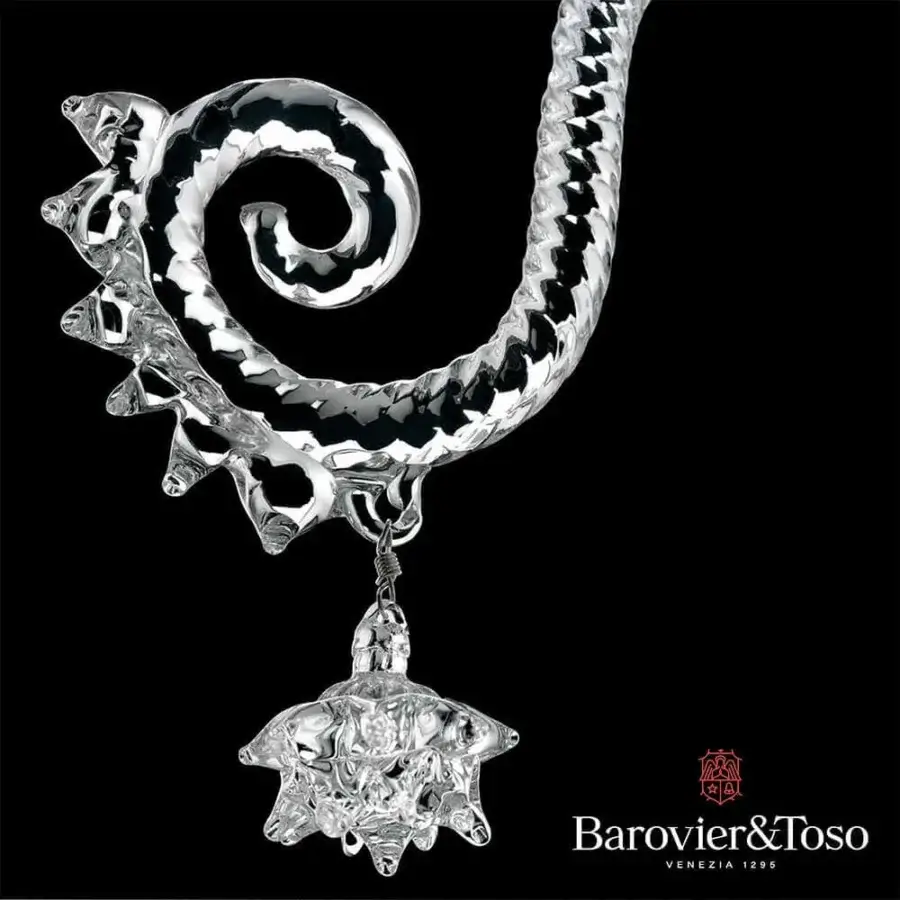Exceptional Barovier&Toso Venezia 1295 chandelier built in clear Murano glass with a coiled organic design and textured protrusions