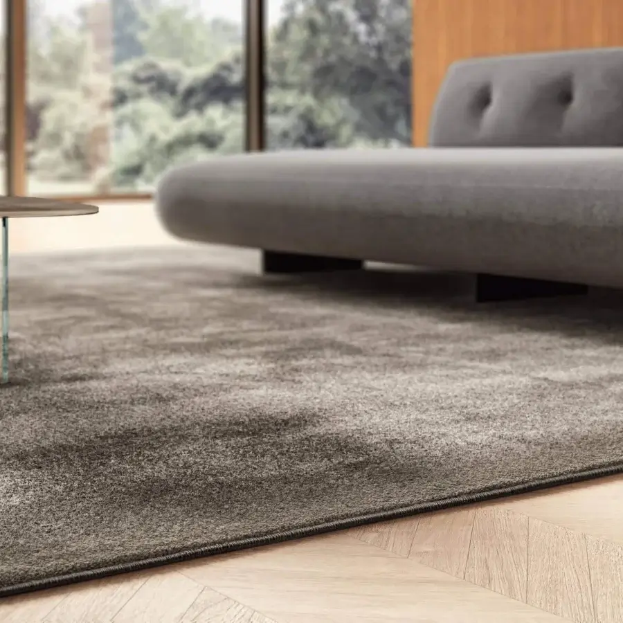 Exceptional Lago Pulse rug crafted in Italy with hypoallergenic materials presenting a medium gray hue and stunning minimal finish