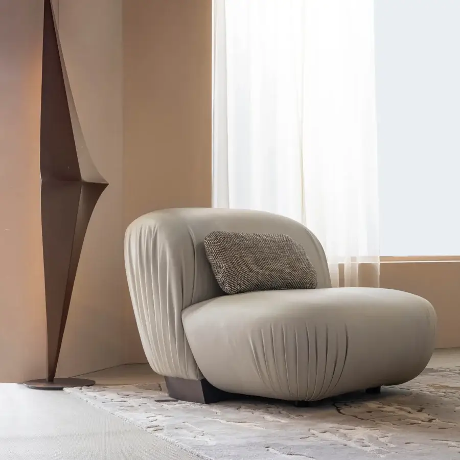 Lavish Bizzotto Italia Grand Pliage lounge chair with light beige leather-like cover and woven brown textile cushion in lacquered MDF wood