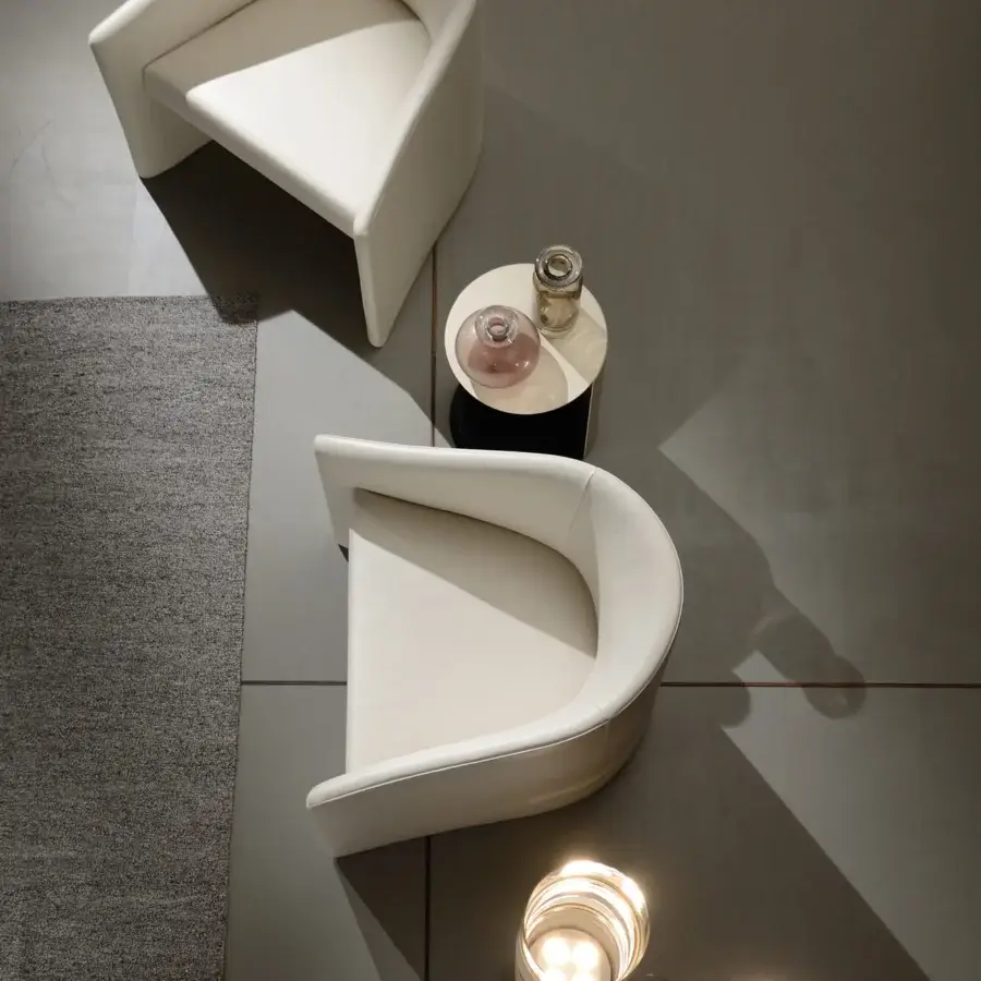 Captivating 4 Mariani Manta lounge chair with curved silhouette built in smooth off-white synthetic material and matte finish