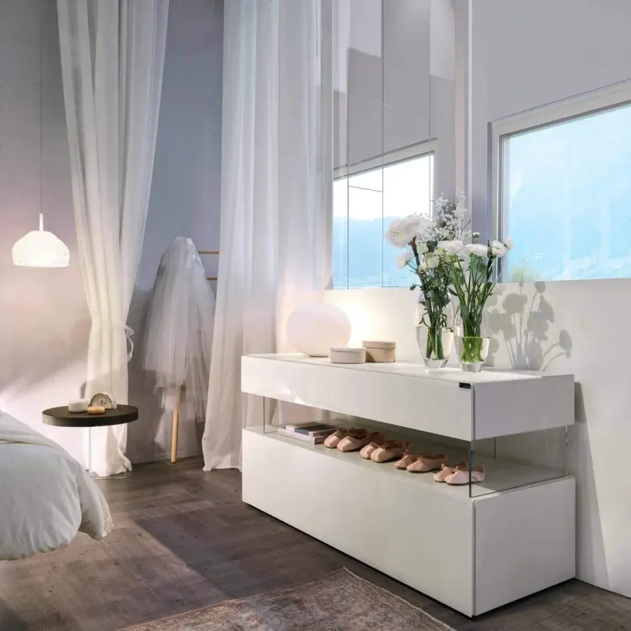 Superior Lago Air dresser with glossy white storage tiers supported by imperceptible extra-clear tempered glass crafted in Italy