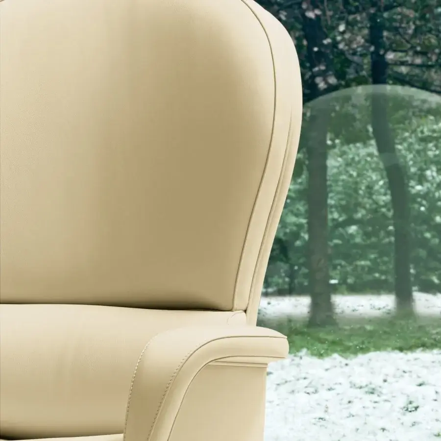 Superior Mascheroni Polaris armchair in light cream leather with a five-star steel base exhibiting curved form