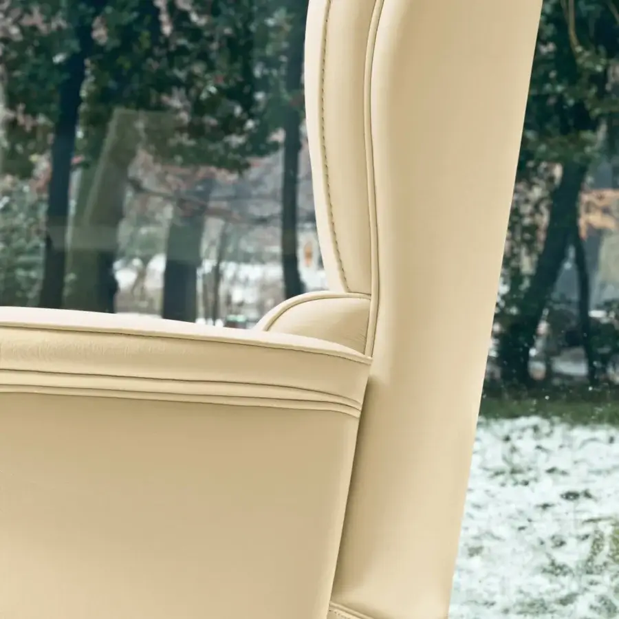 Exceptional Mascheroni Polaris armchair crafted in smooth leather with birch wood structure and steel base