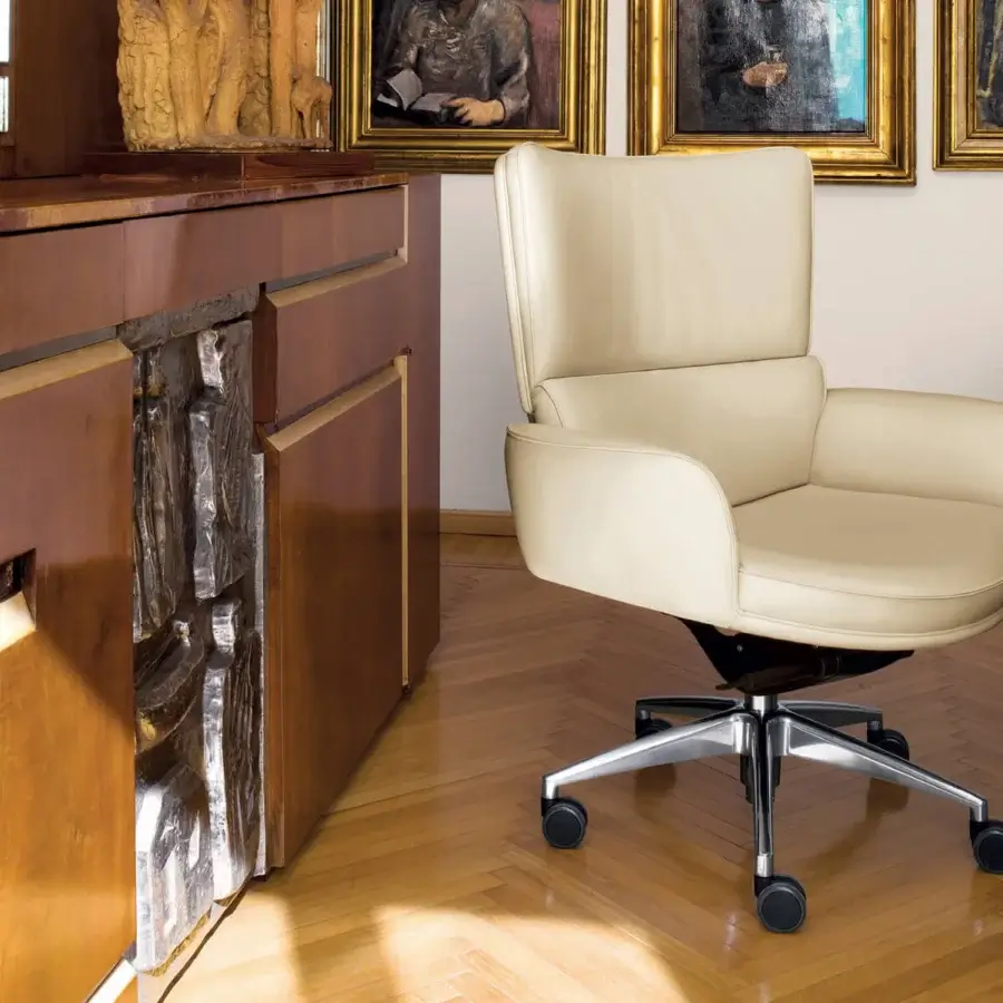 Exceptional Mascheroni Splendour armchair built with curved birch wood, light beige natural leather, and a five-spoke metal base