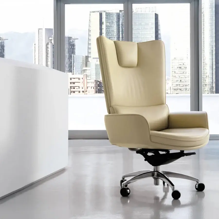 Lavish Mascheroni Splendour armchair in light beige natural leather with a chrome-finished metal base and rolling casters
