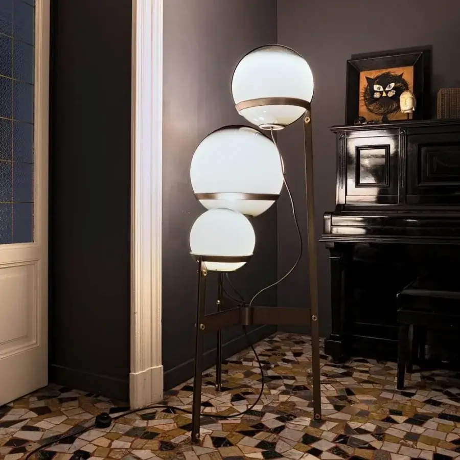 Distinguished Arketipo Bubble Bobble floor lamp with vertical translucent white blown-glass shades and brass-finished metal accents