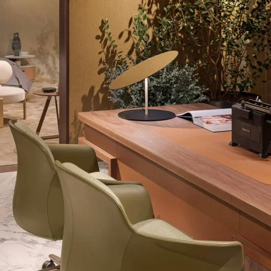 Distinguished Turri Echo desk with rounded corners, walnut wood top and smooth brown leather pad, built with a matching wood base