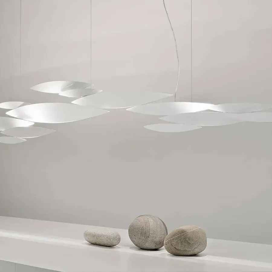 Superior Terzani I Lucci Argentati suspension lamp with white polished metal leaf-shaped lights creating uniform luminescence