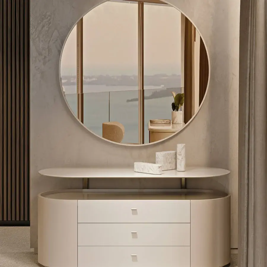 Distinguished Turri Roma mirror with oval silhouette crafted in glossy lacquered wood and light neutral tone