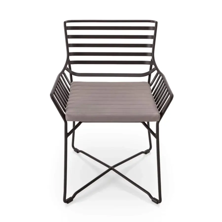 Distinguished Roberti Rattan Hamptons Graphics armchair with a powder-coated aluminum structure and comfortable grey cushion