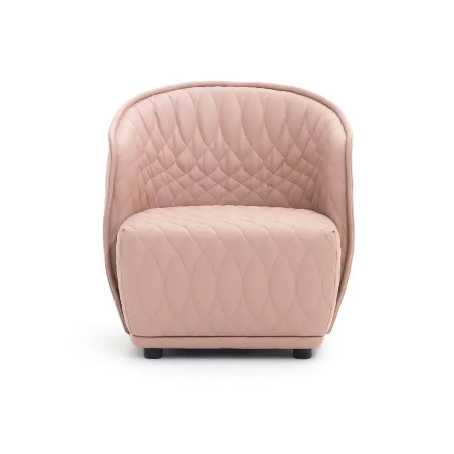 Superior Moroso Redondo lounge chair in light pink quilted fabric with black polypropylene feet crafted in Italy