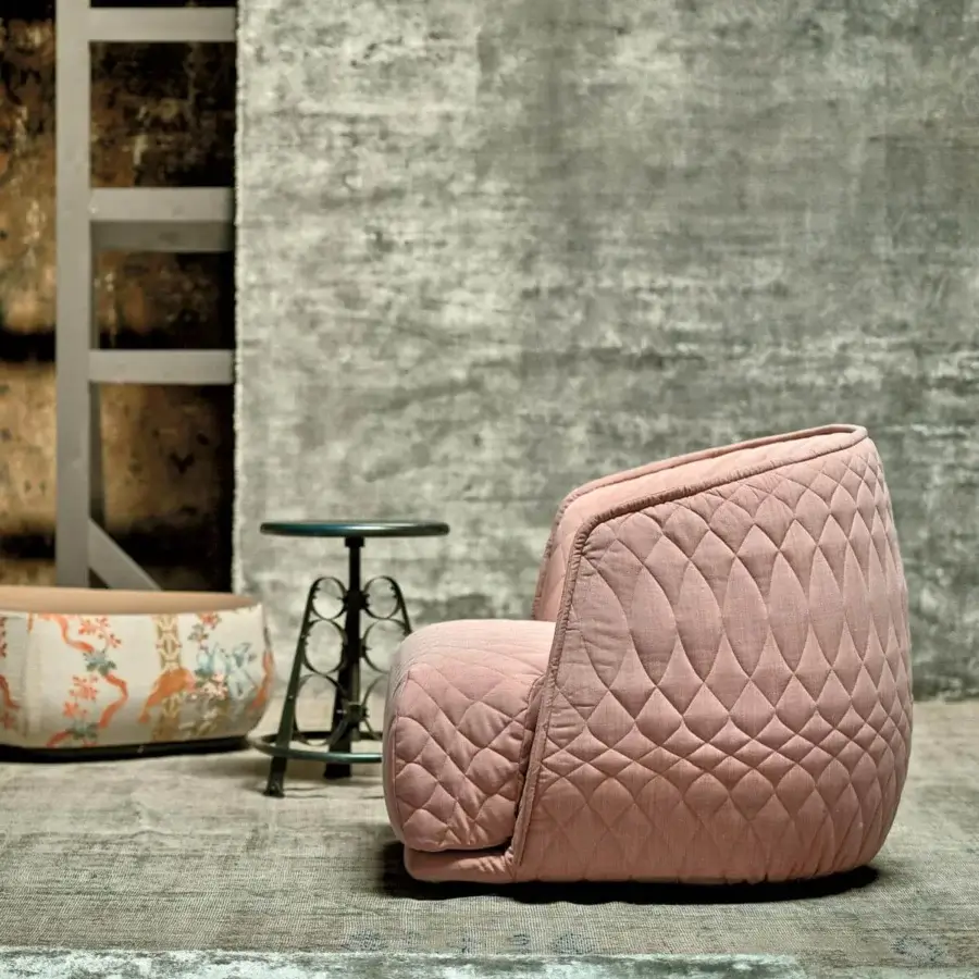 Exclusive Moroso Redondo lounge chair in light pink quilted fabric with black polypropylene feet