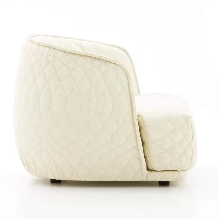 Exceptional Moroso Redondo lounge chair in off-white quilted fabric with black polypropylene feet built in Italy