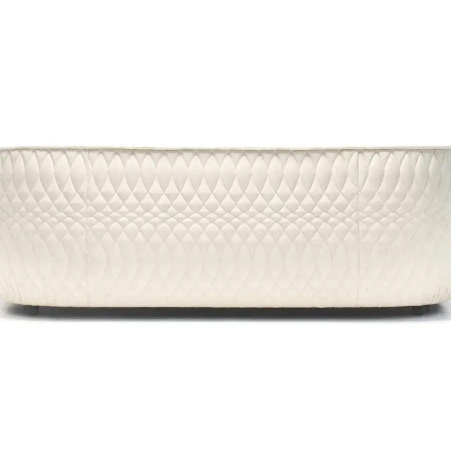 Superior Moroso Redondo sofa crafted in Italy with quilted off-white textile and black polypropylene feet