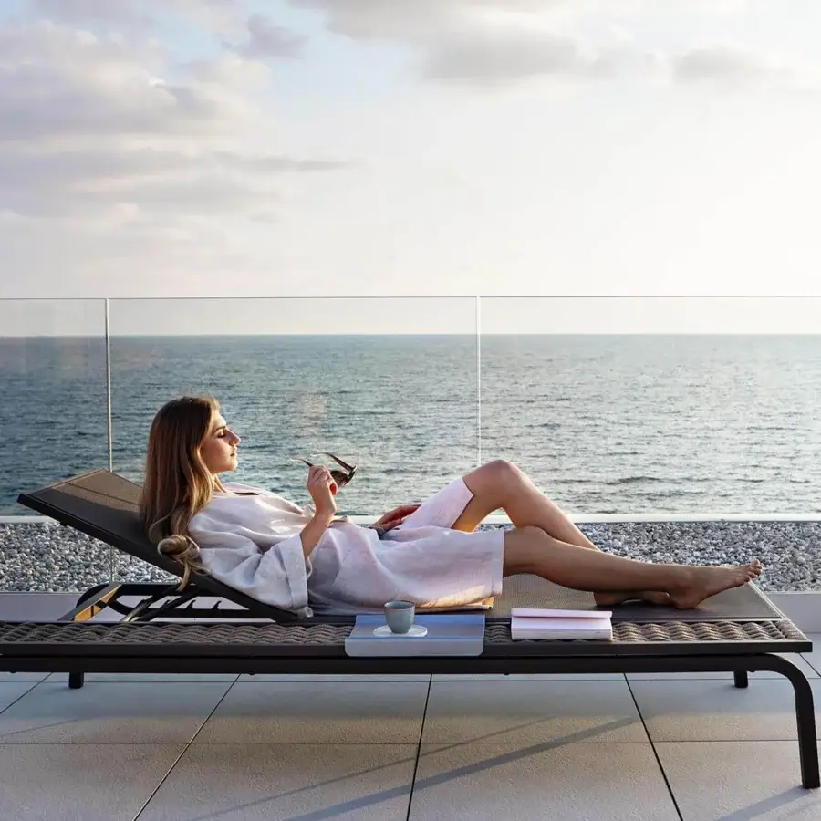 Superior Roberti Rattan Portofino lounger with dark aluminum frame and woven Nautic Rope, built in a continuous Batyline surface
