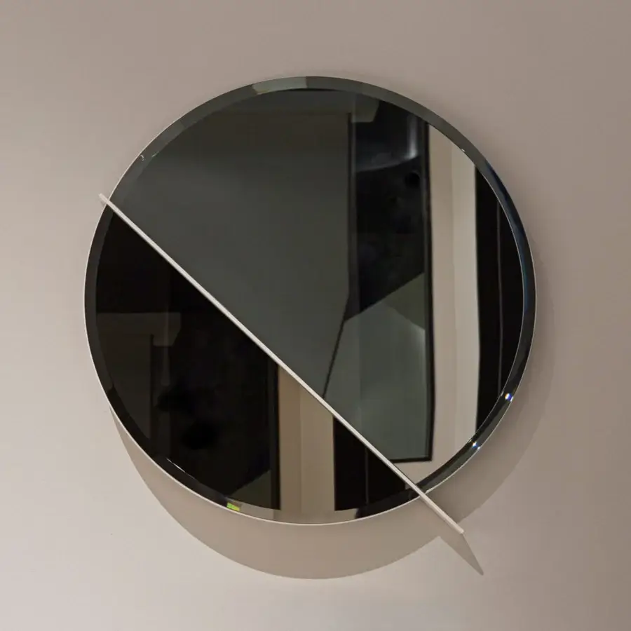 Elegant Turri Zero mirror with glossy lacquered wood, bronzed reflection and a vertical metal line