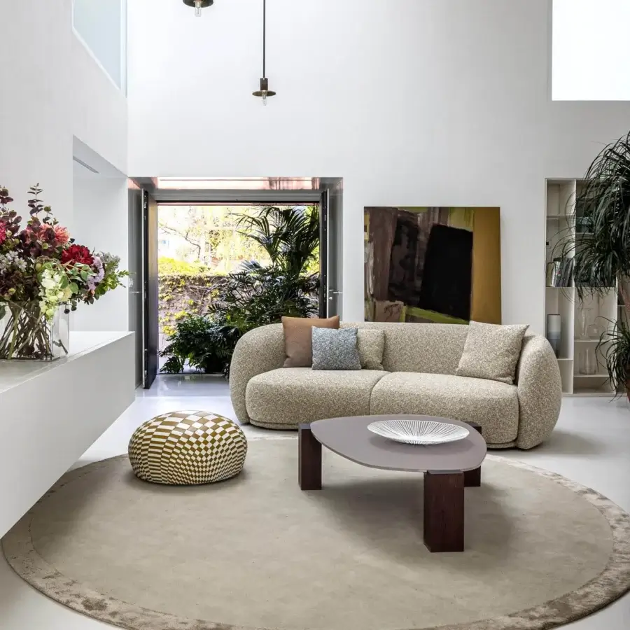 Distinguished Moroso Sama rug crafted from wool and viscose with a light beige central field and brownish border finish