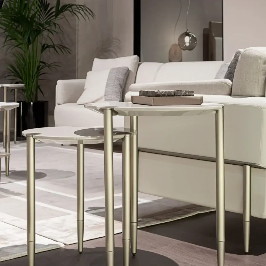 Exceptional Turri Zero table with thin metal legs and lacquered wood in a light beige finish crafted in Italy