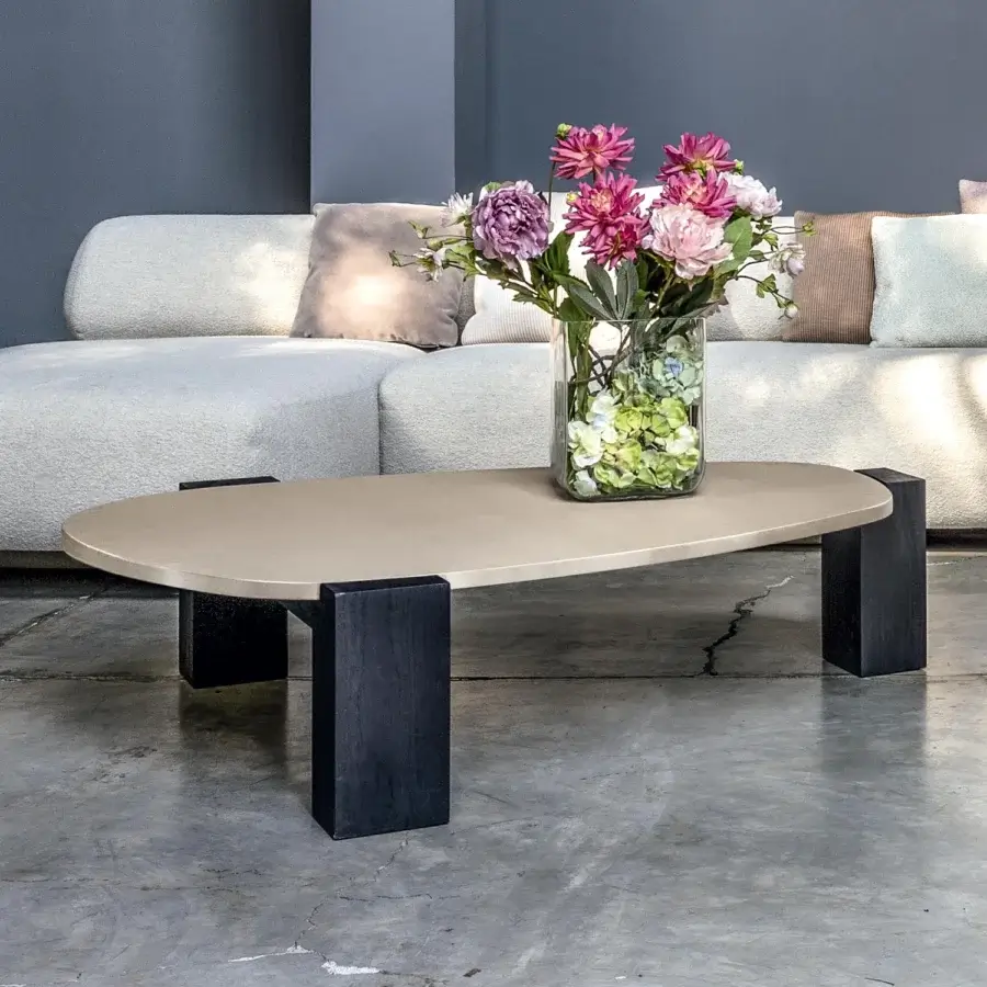 Exceptional Moroso Gogan coffee table with organic oval extra-clear glass top and dark varnished wood legs