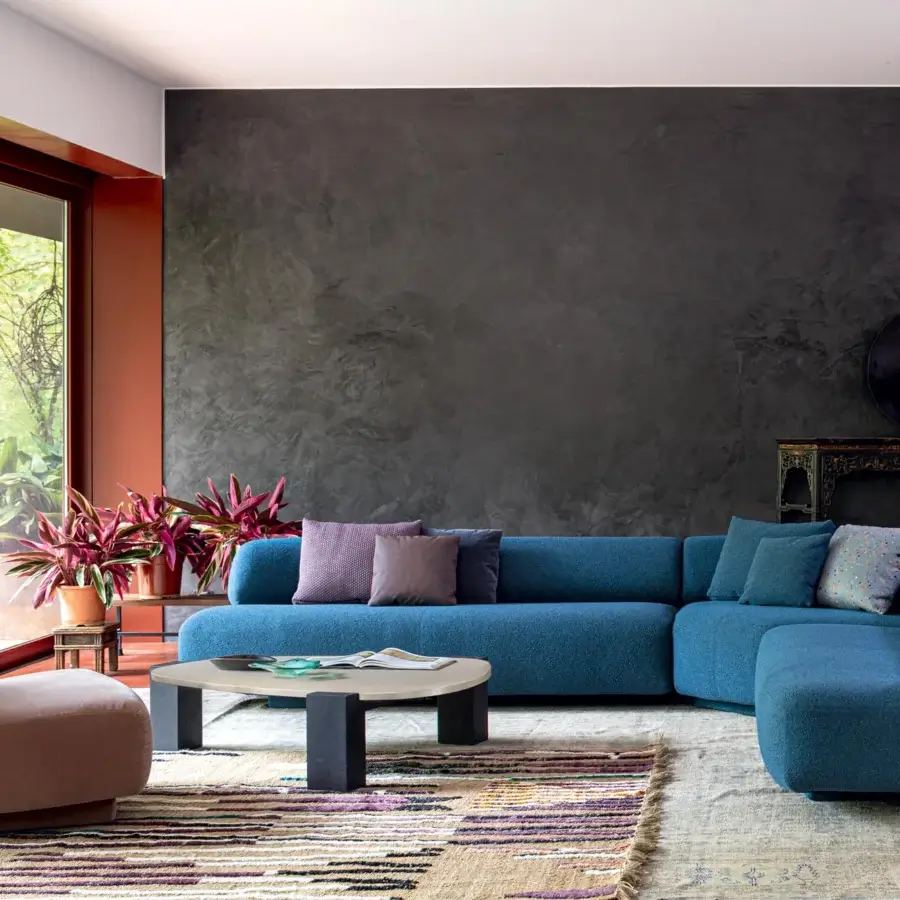 Distinguished Moroso Gogan coffee table with sculpted forms in etched varnished extra-clear glass and dark wood legs