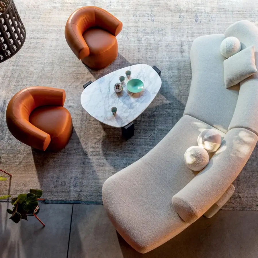 Superior Moroso Gogan coffee table crafted in polished white marble with dark wood legs and a smooth organic silhouette