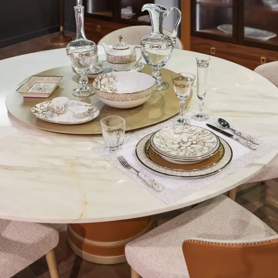Exceptional Formitalia Iside table with marble top displaying white and beige veining, built with leather and refined metal details