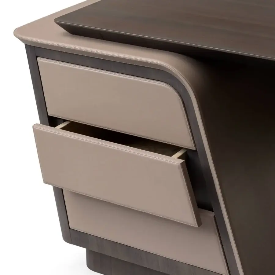 Distinguished Turri Blues desk crafted in walnut wood with beige leather drawers and a matching leather mat