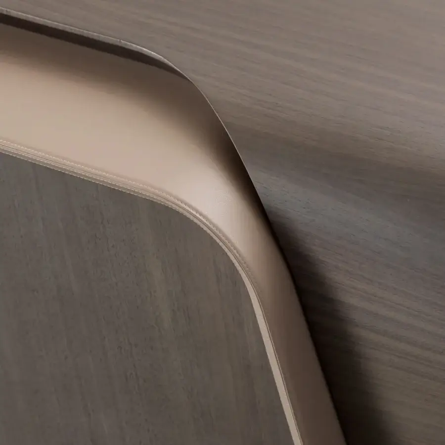 Exceptional Turri Blues desk built in walnut wood with beige leather accents and warm brown matte finish