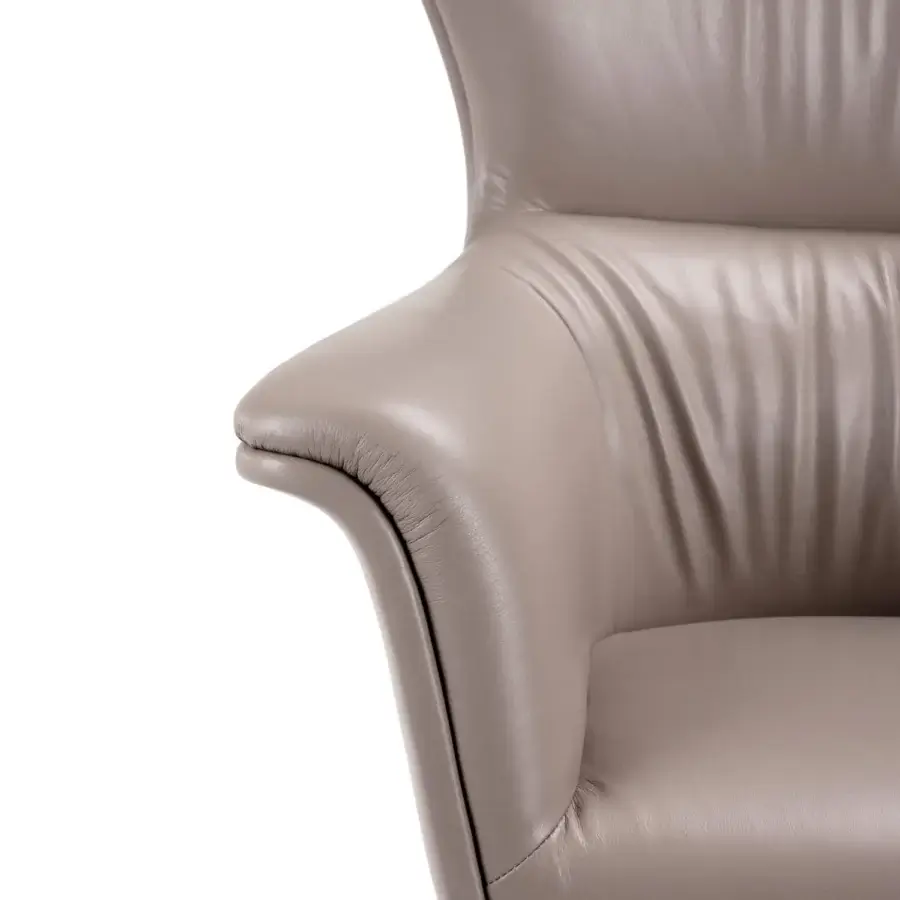 Exceptional Turri Blues armchair with ergonomic seat upholstered in light brown Italian leather and adjustable swivel base