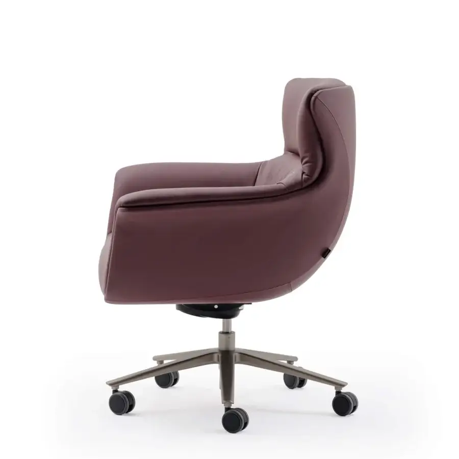 Distinguished Turri Blues armchair with ergonomic seat upholstered in smooth reddish-brown Italian leather and height-adjustable swivel base