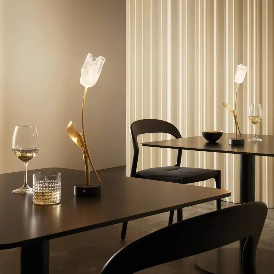 Distinguished Slamp Tulip Battery lamp with black base, gold cracklé leaf accents and warm dimmable Lentiflex® bloom
