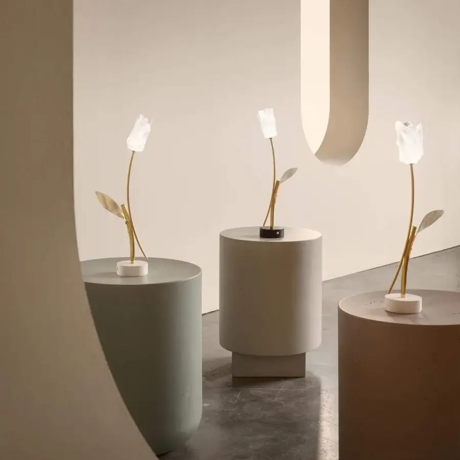 Exceptional Slamp Tulip Battery lamp with white Lentiflex blossom and anodized aluminum stem adorned in gold cracklé leaf