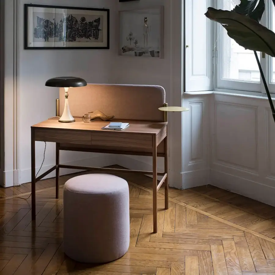 Superior Bolzan Letti Flag vanity with canaletto walnut wood and light beige padded panel construction