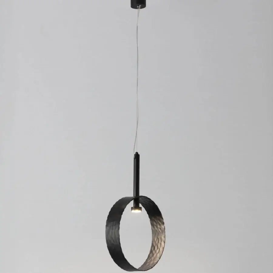 Elegant Stillux Eclipse suspension lamp with a hammered metal ring and matte black finish creating warm light