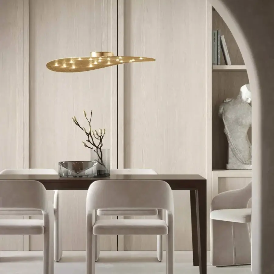 Exceptional Stillux Flat suspension lamp crafted in warm gold-toned hammered metal with a wavy contemporary form