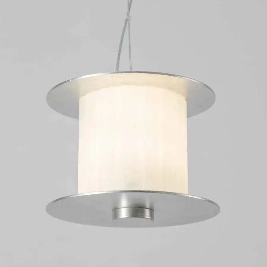 Sophisticated Stillux Overlay suspension lamp with silver metal discs and warm white channeled glass diffuser in matte finish