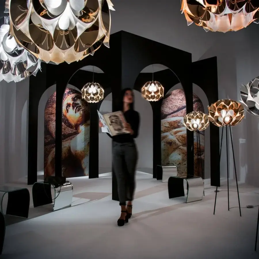 Superior Slamp Flora lamp suspension with sixty reflective petals crafted in golden and silver tones