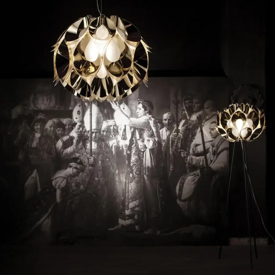 Exclusive Slamp Flora lamp suspension with sixty reflective petals crafted in warm gold through aluminum vaporization