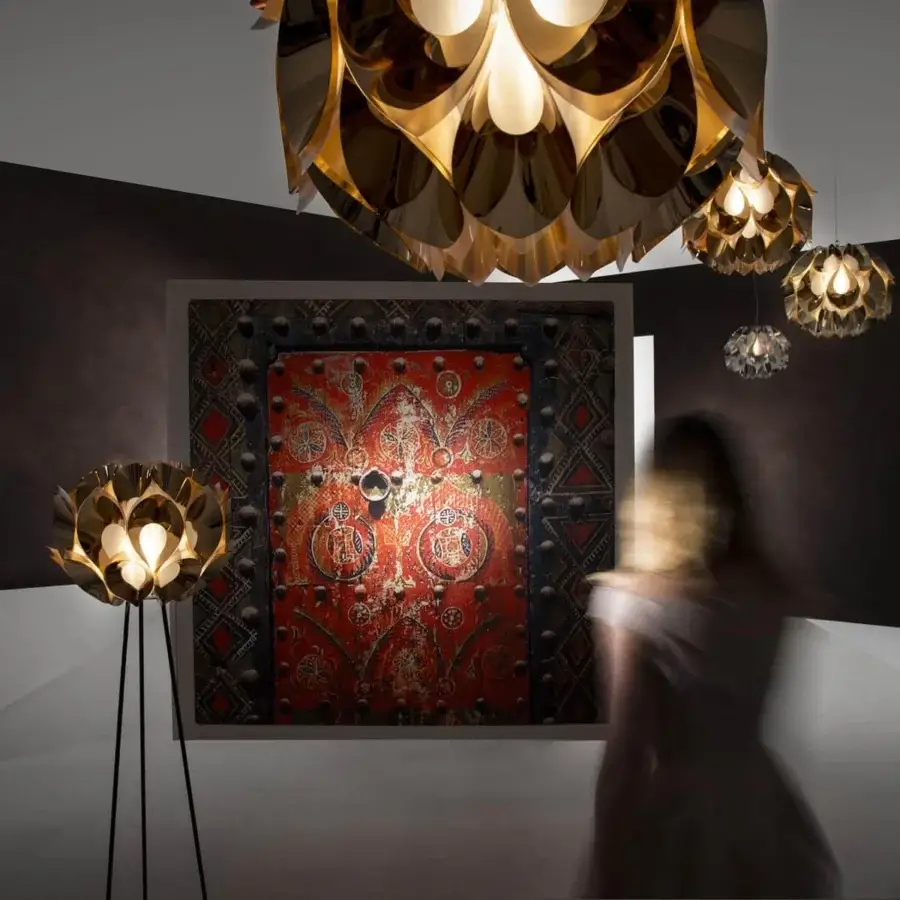 Distinguished Slamp Flora lamp suspension with sixty golden metal petals achieved through aluminum vaporization creating evocative light reflections