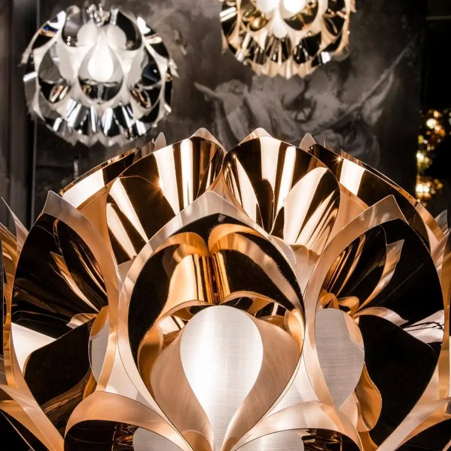 Innovative Slamp Flora lamp suspension with sixty golden petal-like components and a shiny aluminum vaporization finish